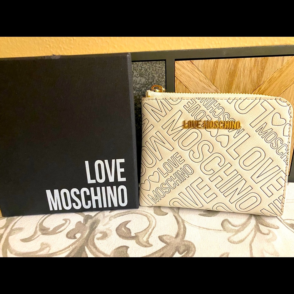 Love Moschino
Embossed Logo Wallet